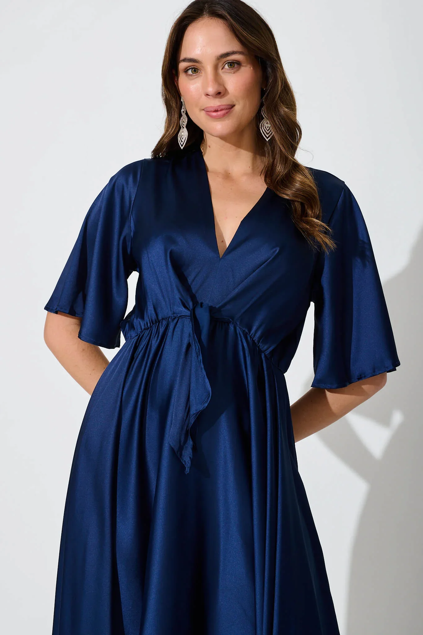Helsinki Maxi Dress In Navy Satin – Bild 2