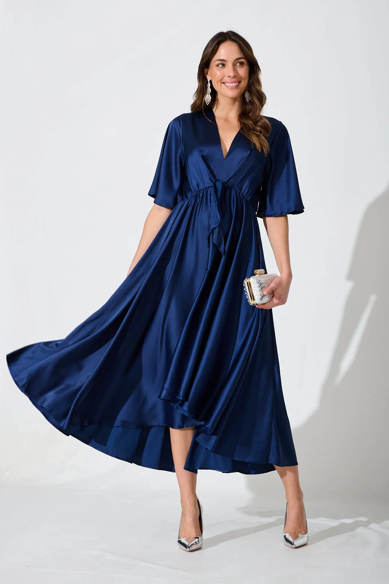 Helsinki Maxi Dress In Navy Satin – Bild 3