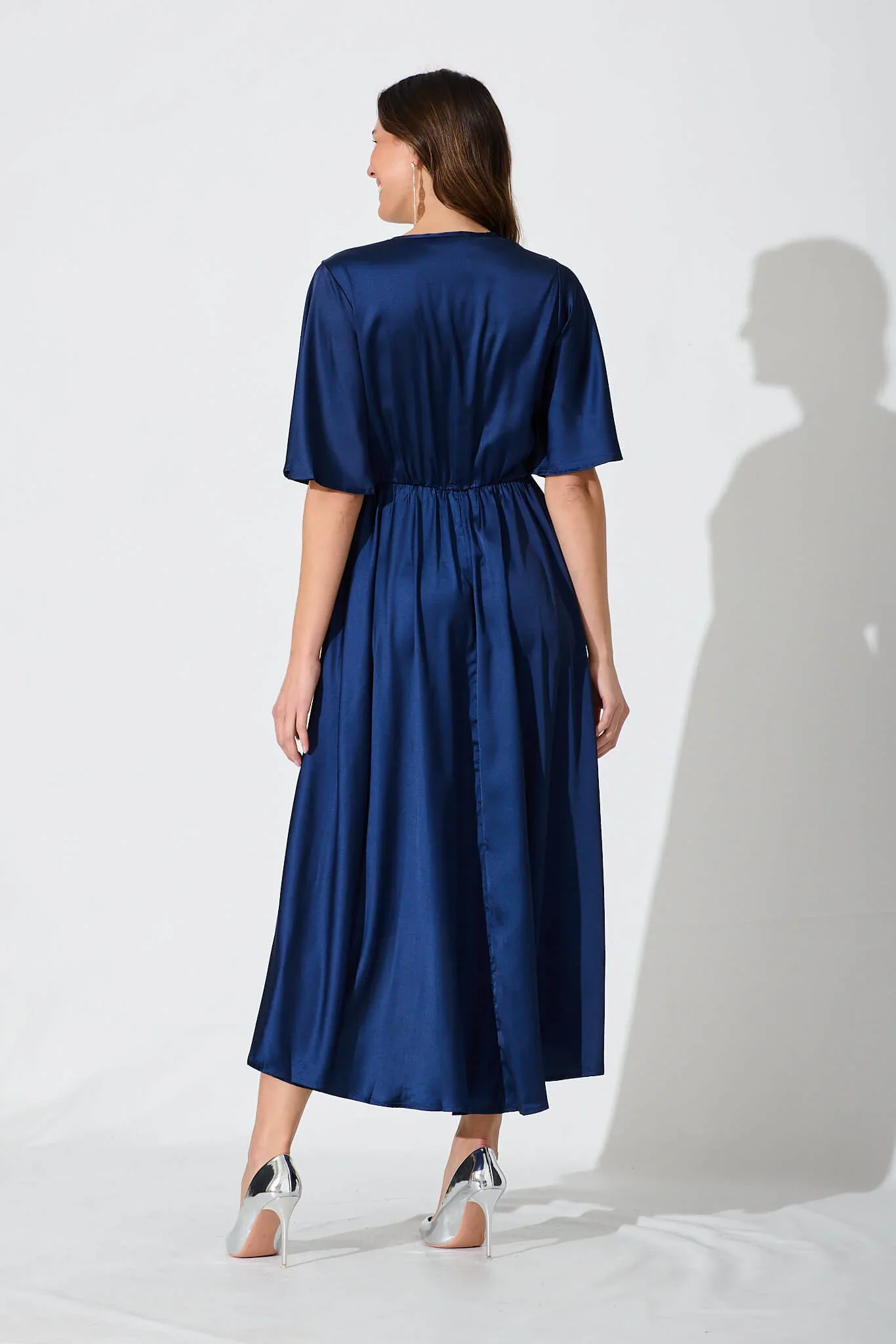 Helsinki Maxi Dress In Navy Satin – Bild 4